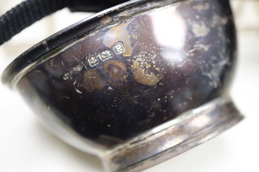 An Edwardian silver milk jug, 13.3cm, a silver toast rack, silver salt and silver condiment spoon, 9oz.